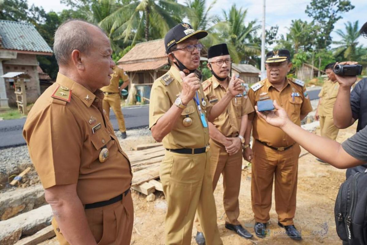 Bupati Pesisir Barat tinjau pembangunan jalan dua kecamatan