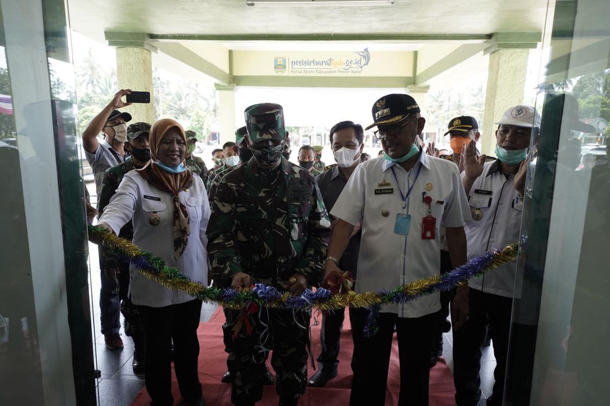 Bupati Pesisir Barat dan Danrem 043 Gatam resmikan Kantor Koramil 422/03 Pesisir Tengah