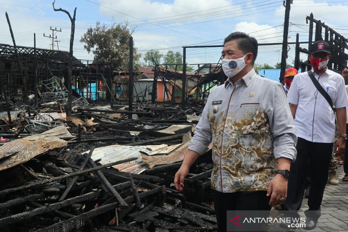 Wali kota Banjarmasin meninjau lokasi musibah kebakaran Alalak