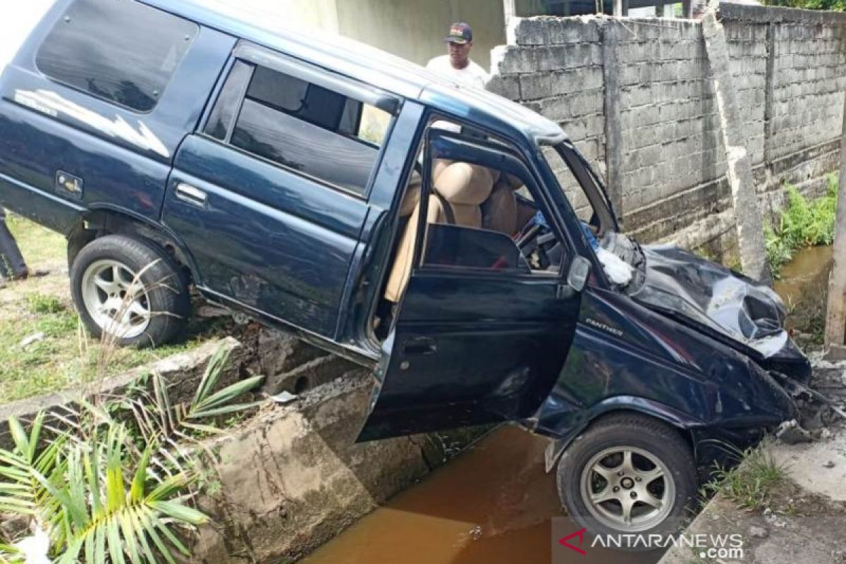 Seorang ibu tewas ditabrak mobil keluarga