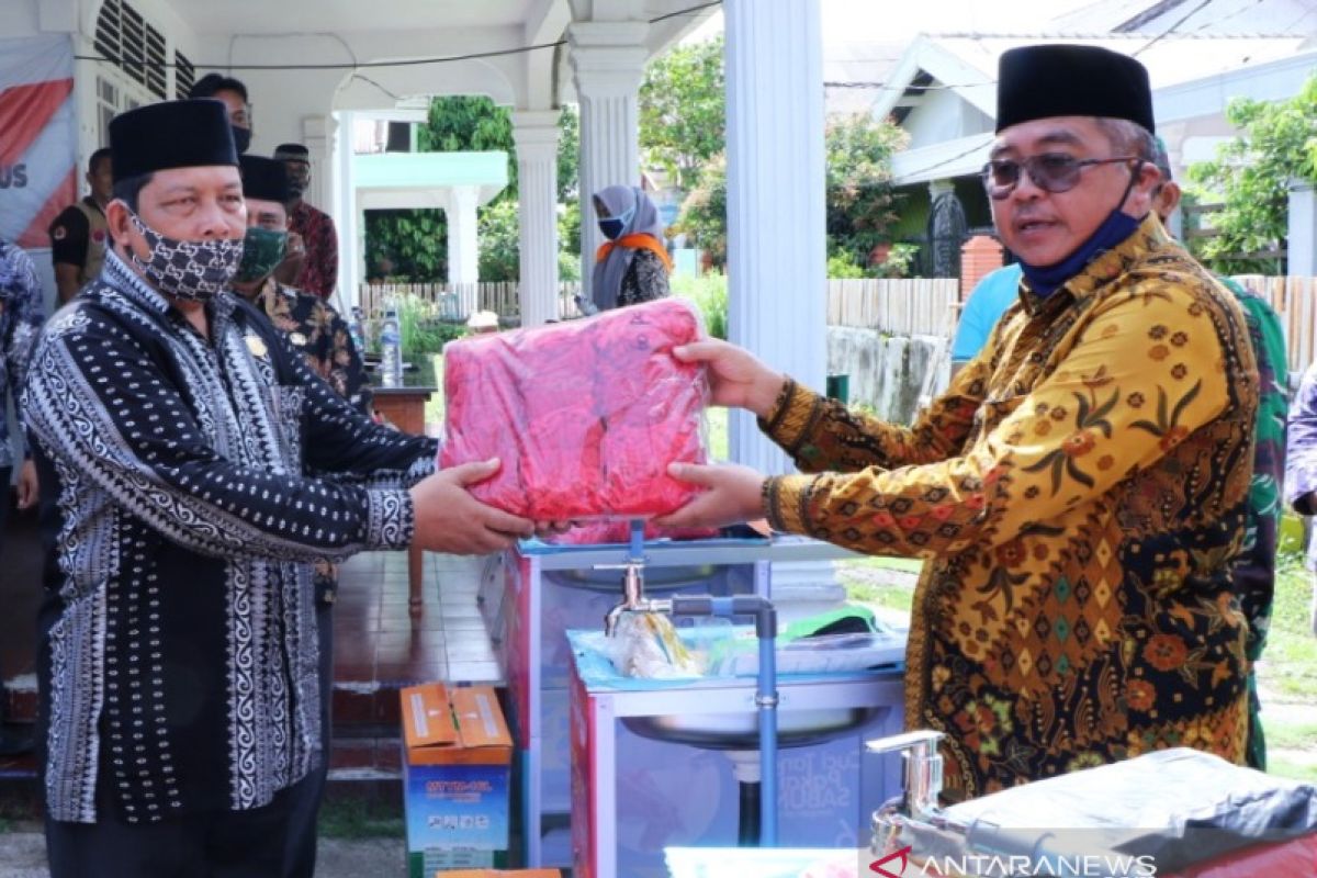 Sambut tahun ajaran baru,  Pemkab Aceh Barat bagikan APD COVID-19 untuk puluhan ribu siswa
