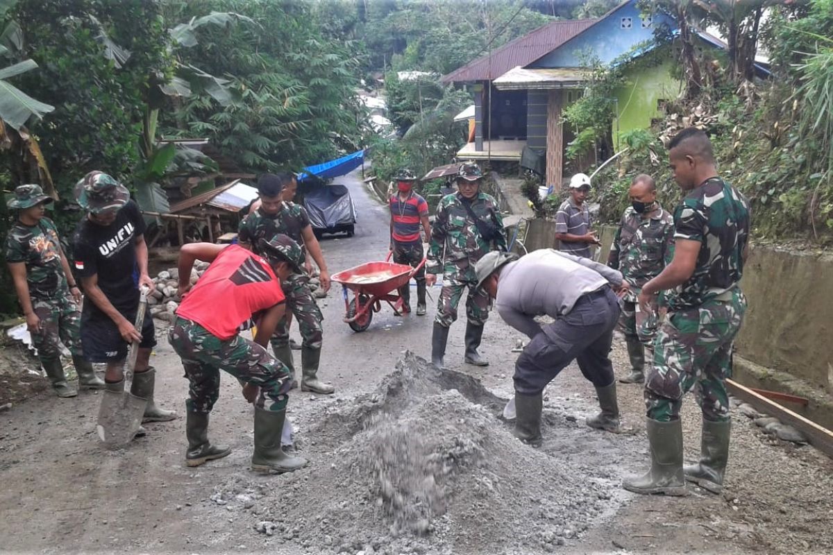 Personil Brimob Polda Maluku bantu TNI bangun drainase di Ambon
