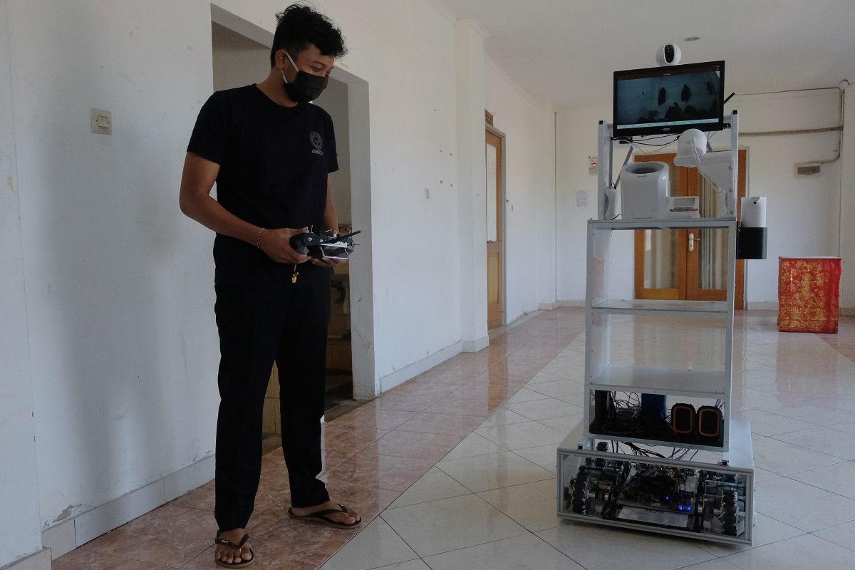 Universitas Udayana uji coba gunakan robot tangani pasien rumah sakit (video)