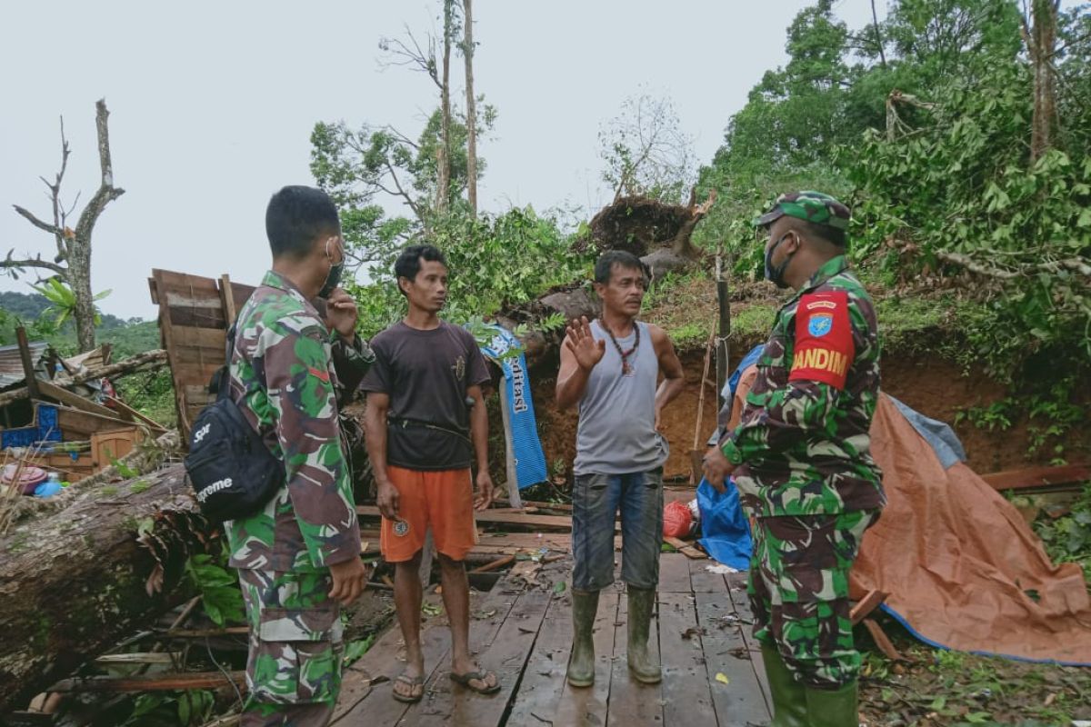 Dandim Singkawang bantu warga terdampak puting beliung