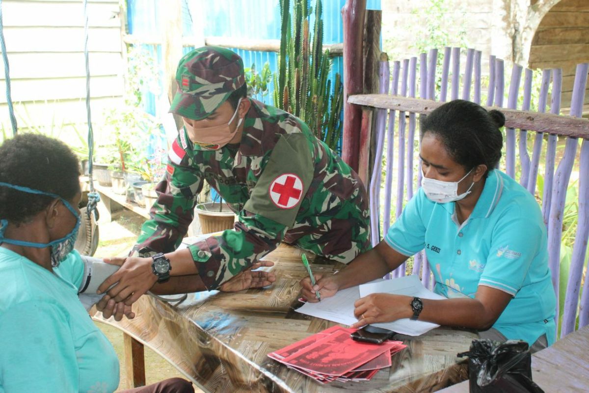 TNI bersama Puskesmas Sota layani kesehatan lansia di perbatasan RI-PNG