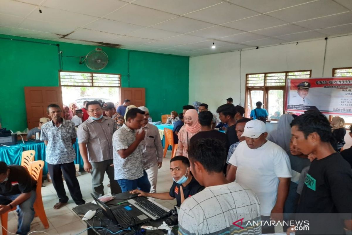 Perekaman e-KTP keliling di Batahan mendapat sambutan antusias dari warga