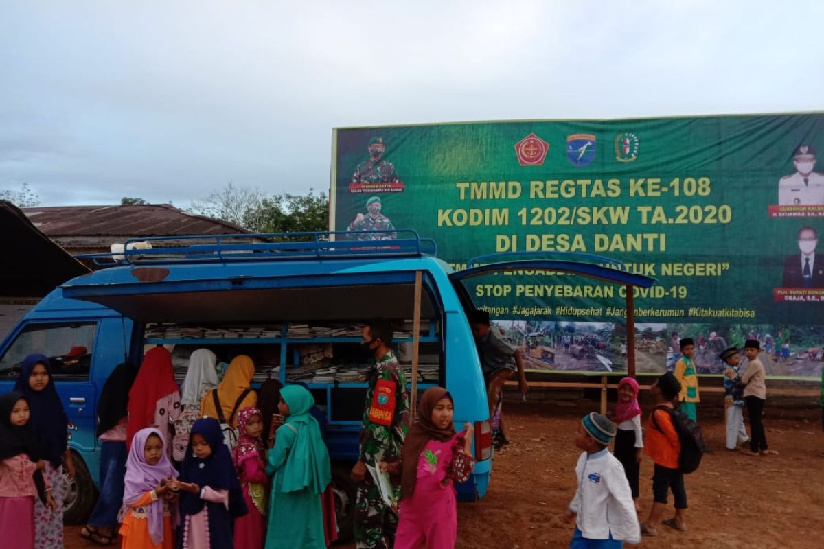 Mobil Pintar Kodim 1202/Skw diserbu anak-anak lokasi TMMD