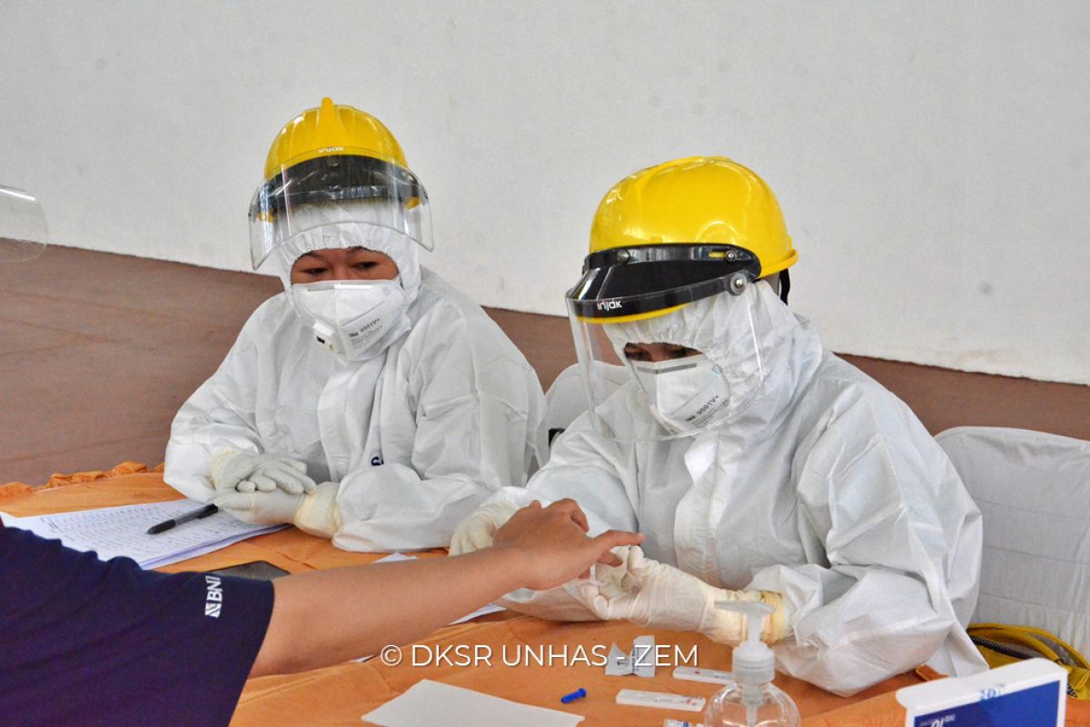 19 dosen yang reaktif rapid test Unhas langsung jalani swab