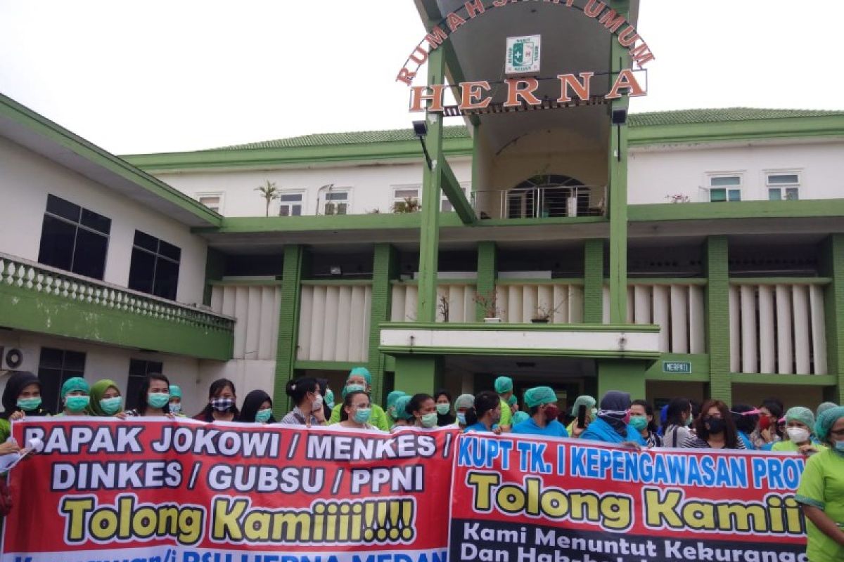 57 karyawan dirumahkan, tenaga medis Rumah Sakit Umum Herna Medan berunjuk rasa