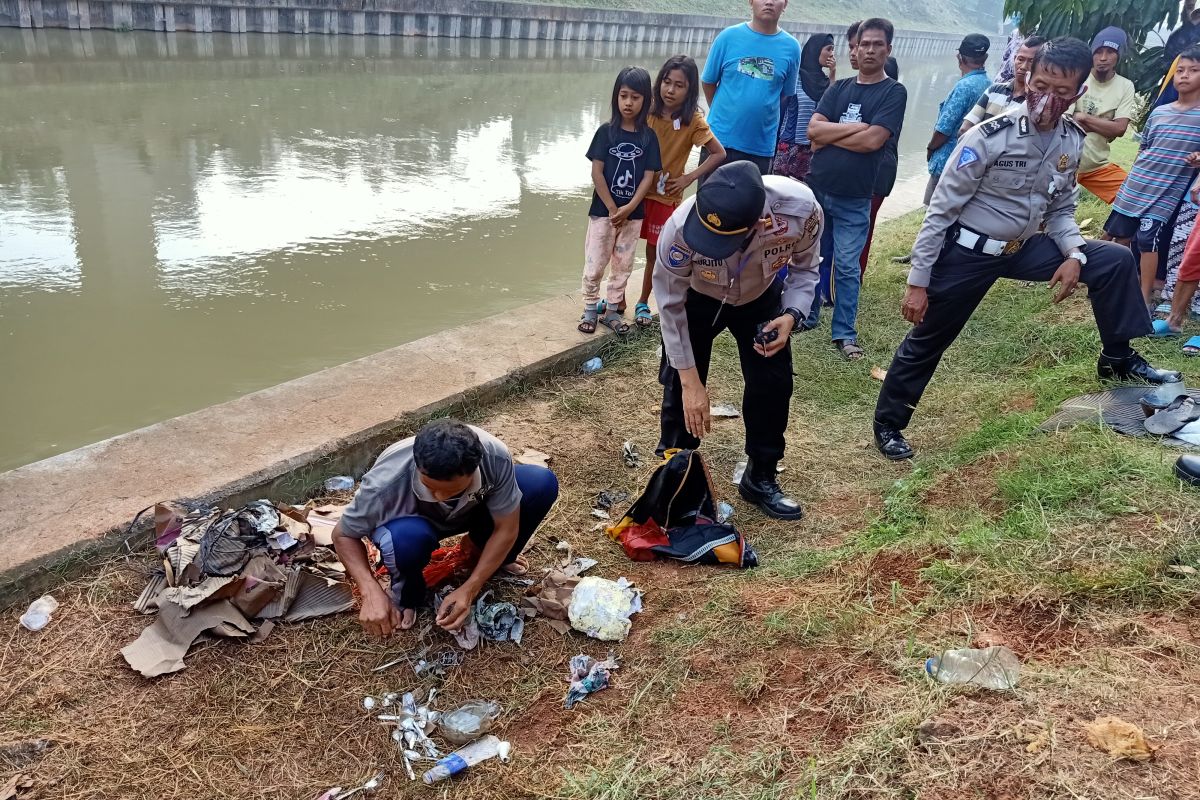 Aksi heroik seorang ibu berjuang menyelamatkan anaknya dari dalam minibus yang terjun ke sungai