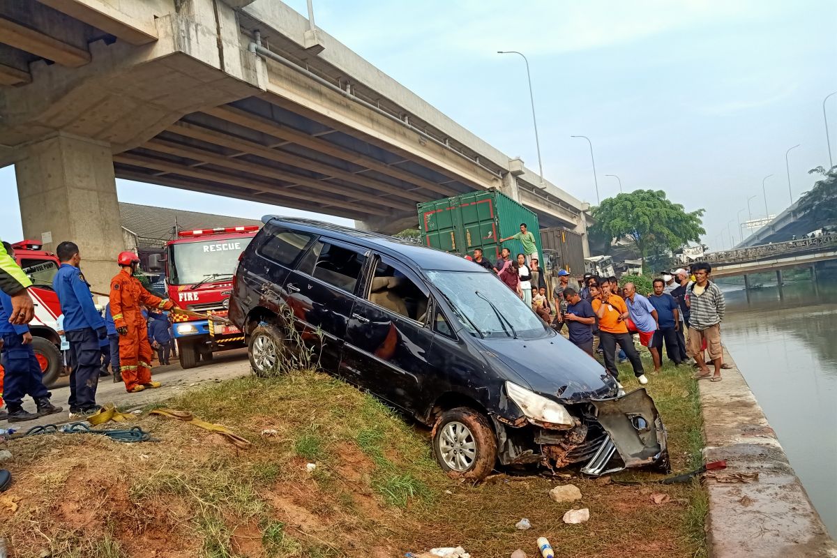 Minibus terjun ke Kalimalang, petugas cari satu korban hanyut