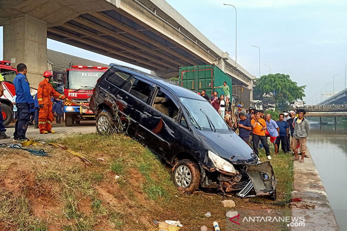 Mobil terjun ke Sungai Kalimalang, seorang penumpang hanyut dalam pencarian