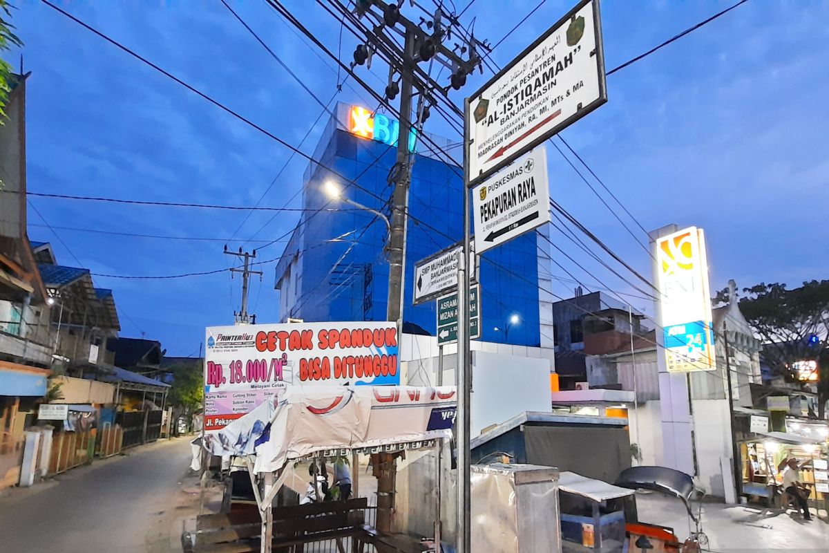 Banyak warga cuek meski wilayahnya sudah zona merah COVID-19