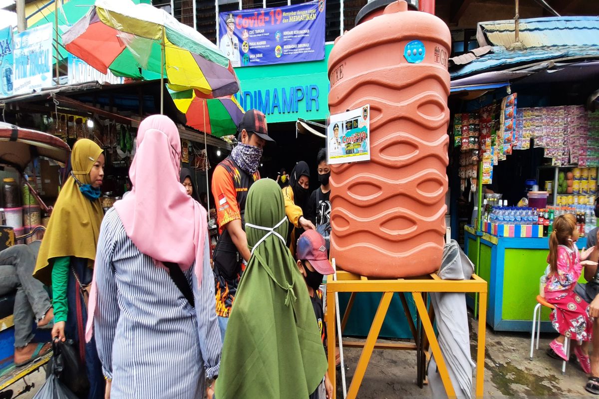 Aktivitas pasar di Banjarmasin sulit terapkan jaga jarak untuk cegah COVID-19