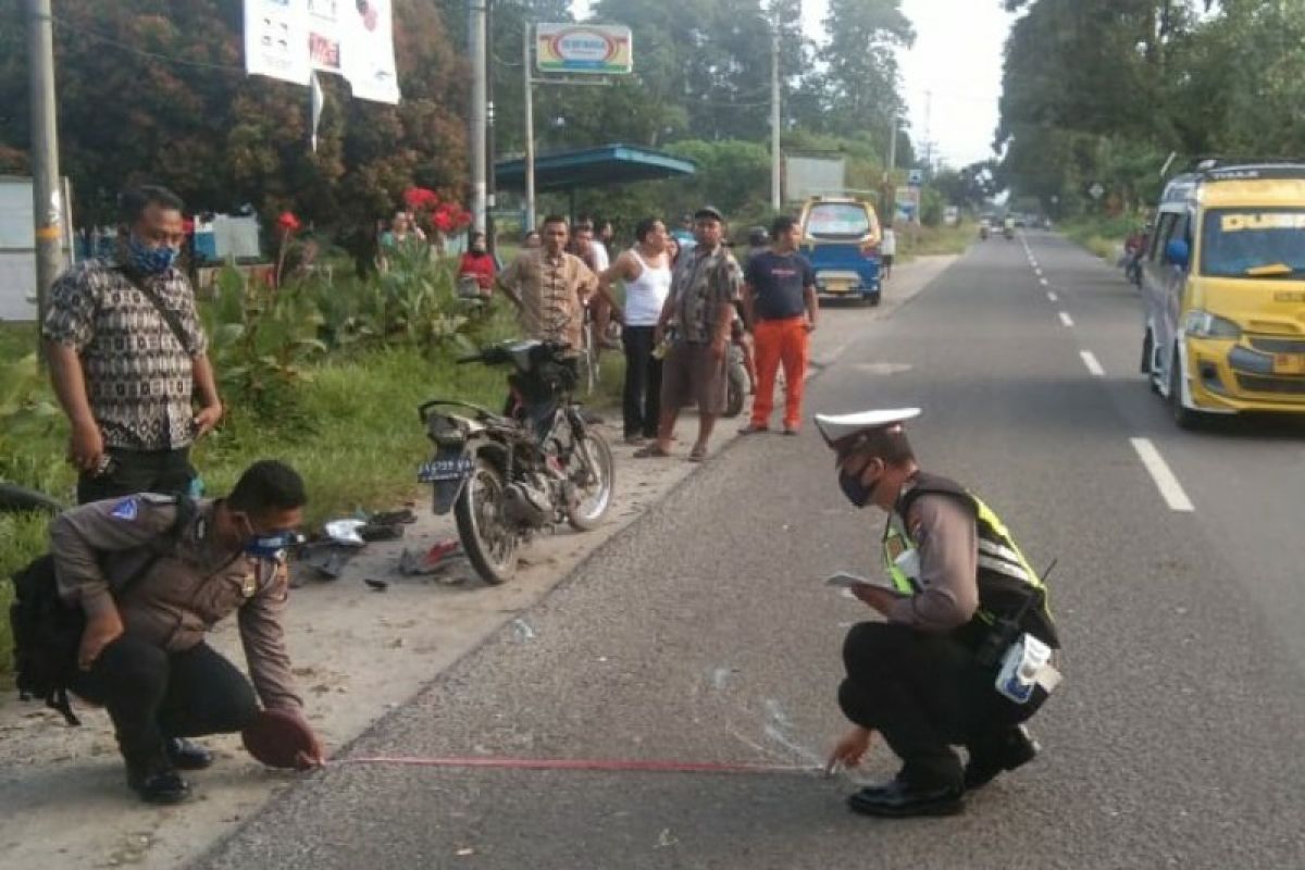 Seorang ibu rumah tangga tewas tertabrak mobil keluarga