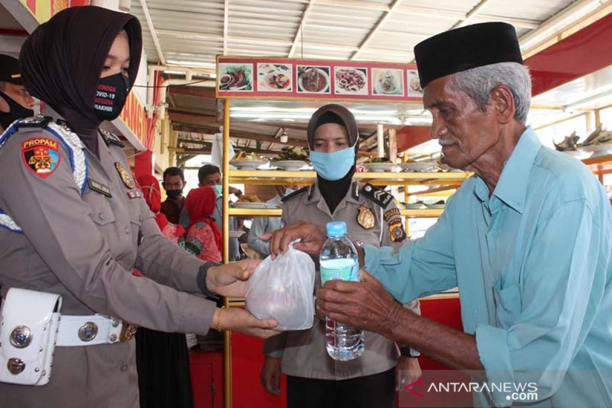 Polres Lhokseumawe bagikan makanan dan masker gratis kepada warga