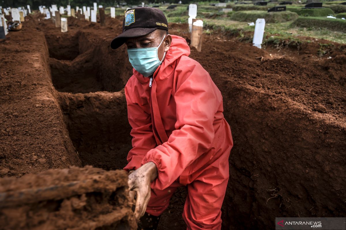 Penggali kubur jenazah COVID-19 di Jakarta mulai tak bersemangat