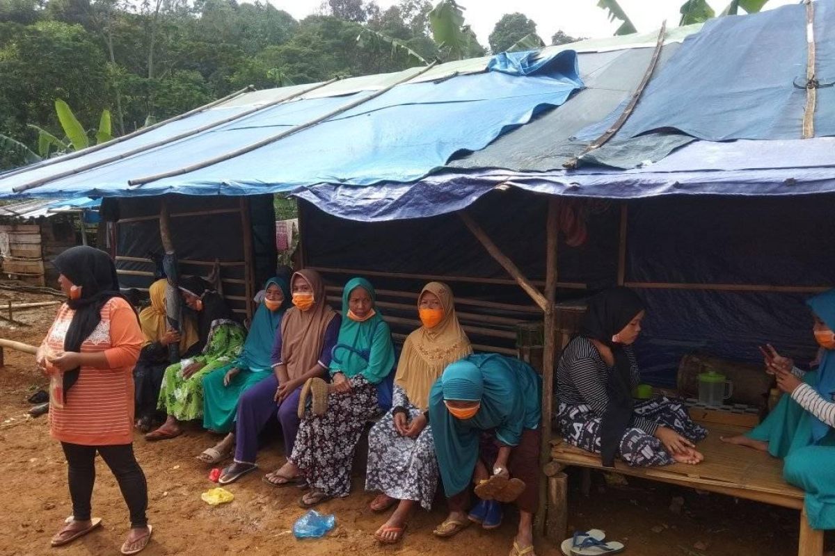 Warga pengungsi Cigobang, Kabupaten Lebak berharap bantuan logistik