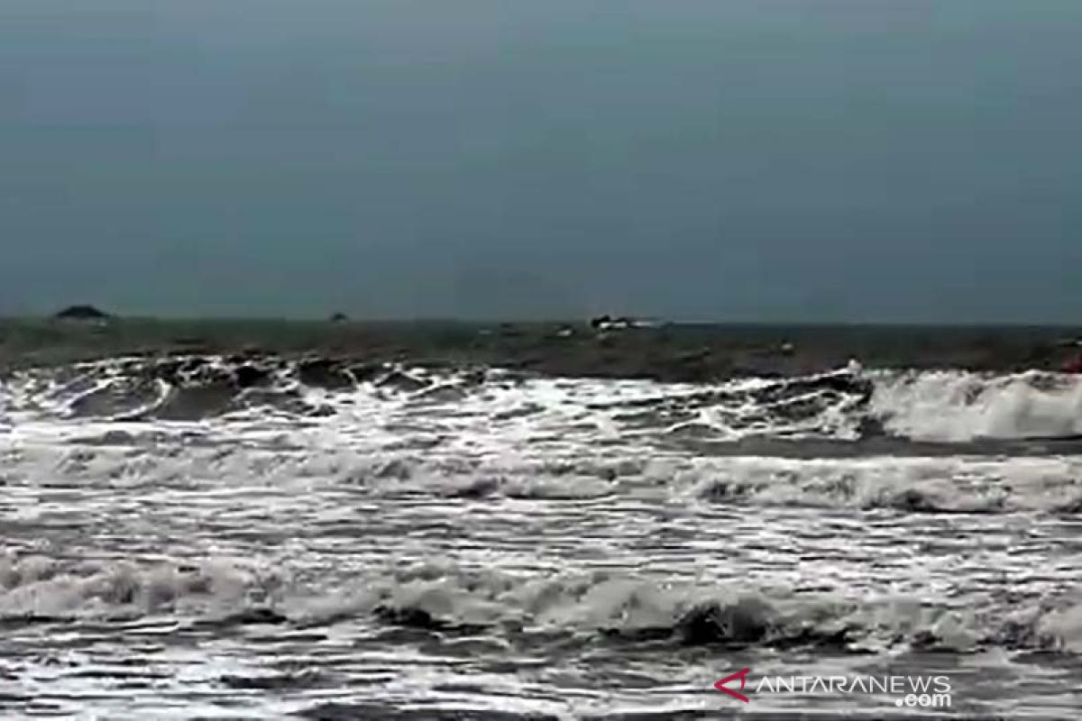 Nelayan diimbau waspadai gelombang tinggi di laut selatan Jabar-DIY