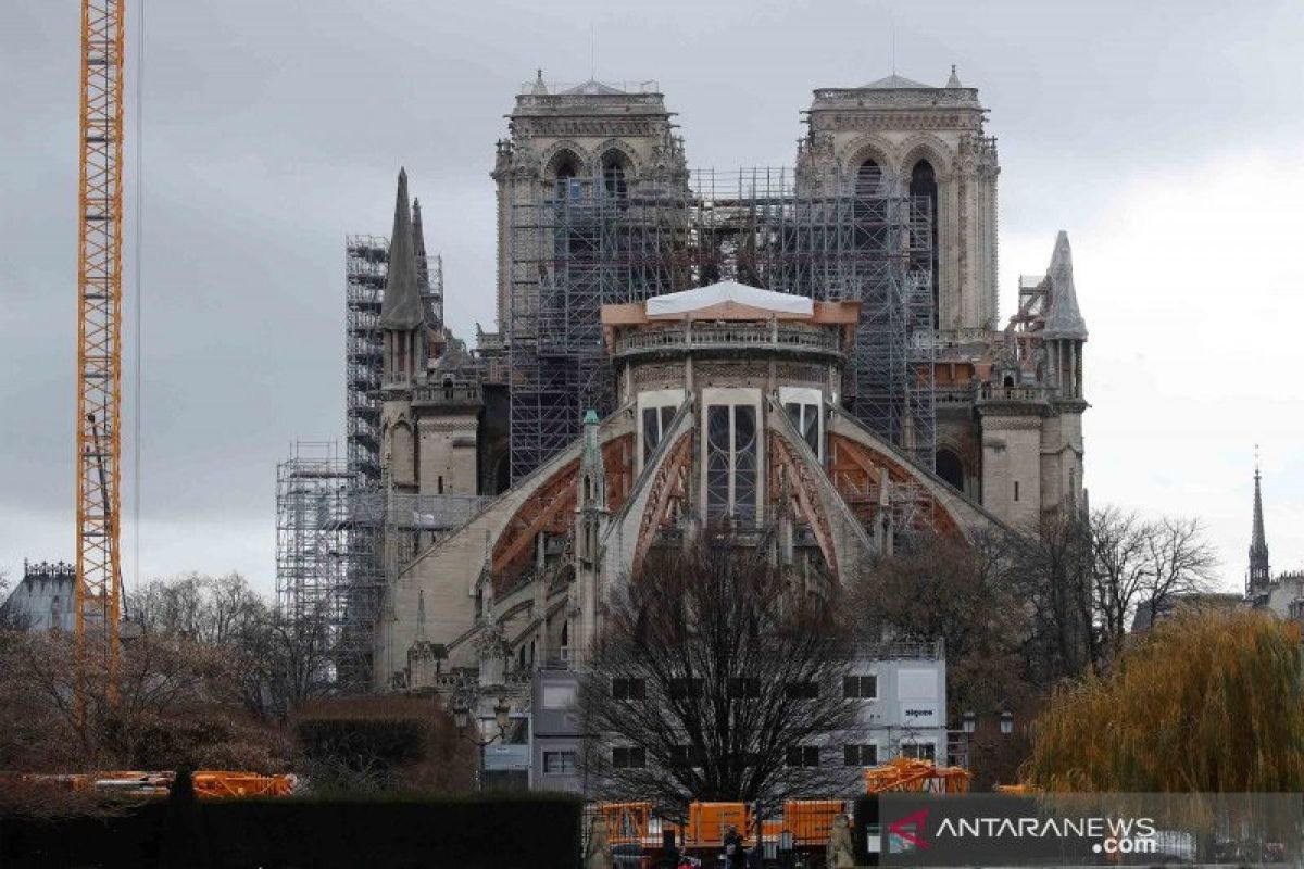 Aktivis Greenpeace gantung spanduk perubahan iklim di atas Notre-Dame