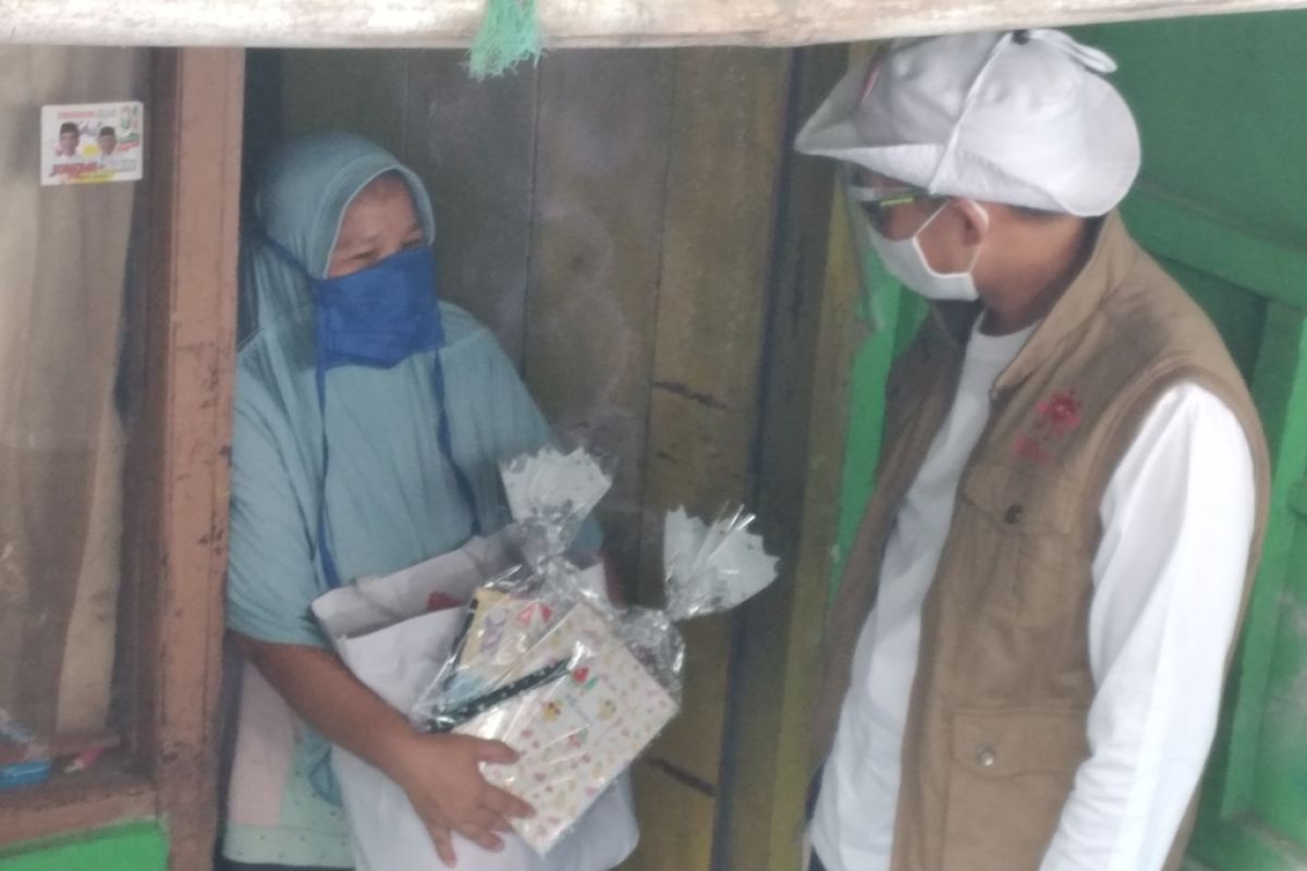 Sandiaga Uno bagikan 700 paket bansos ke guru honorer dan pengurus masjid di Depok