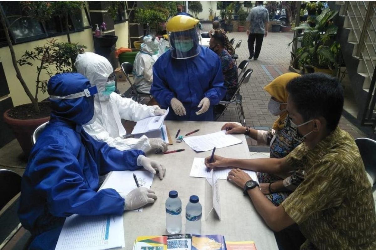 Para pegawai kecamatan/kelurahan di Kota Tangerang jalani tes swab