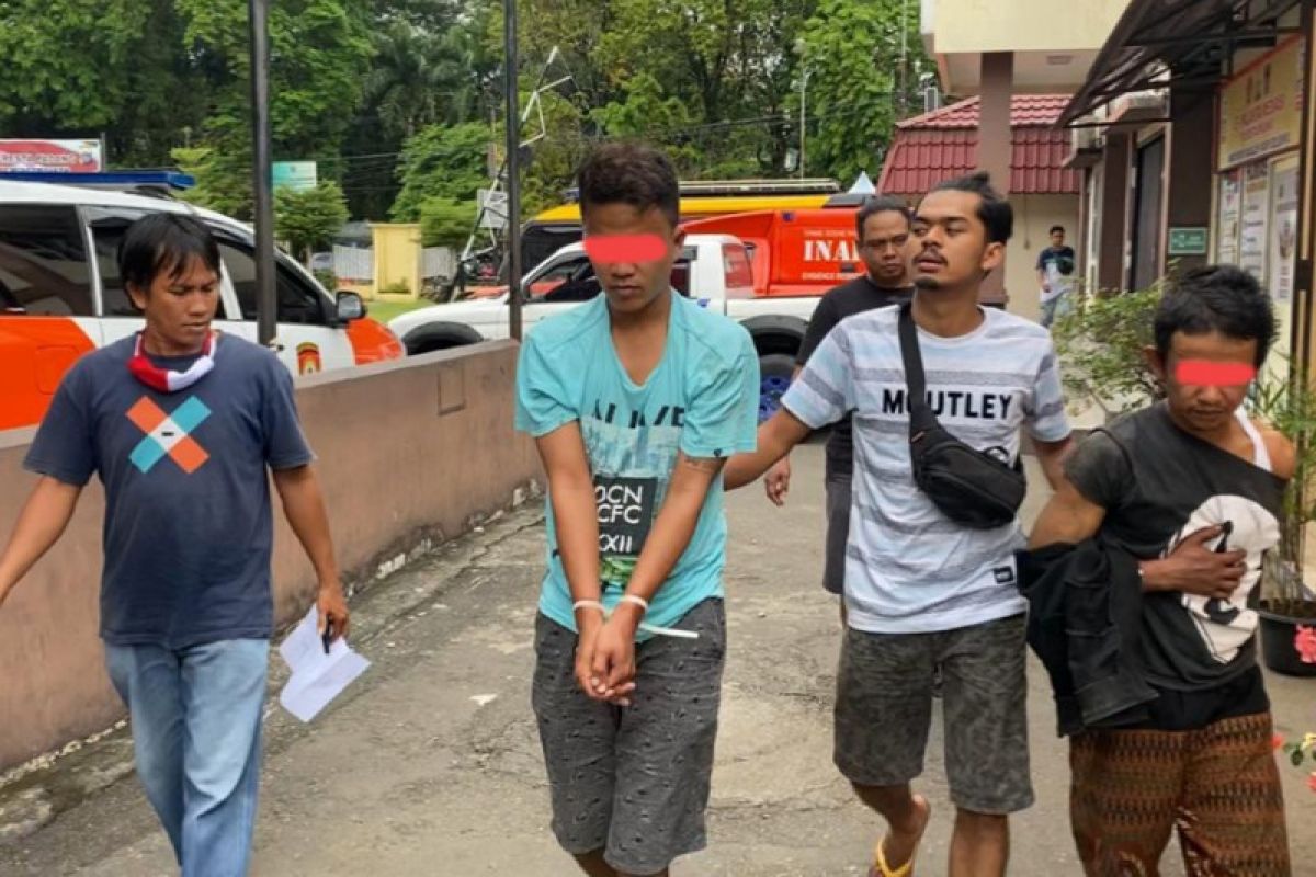 Ban mobil parkir diganti karung pasir, dua pelaku ditangkap Polresta Padang