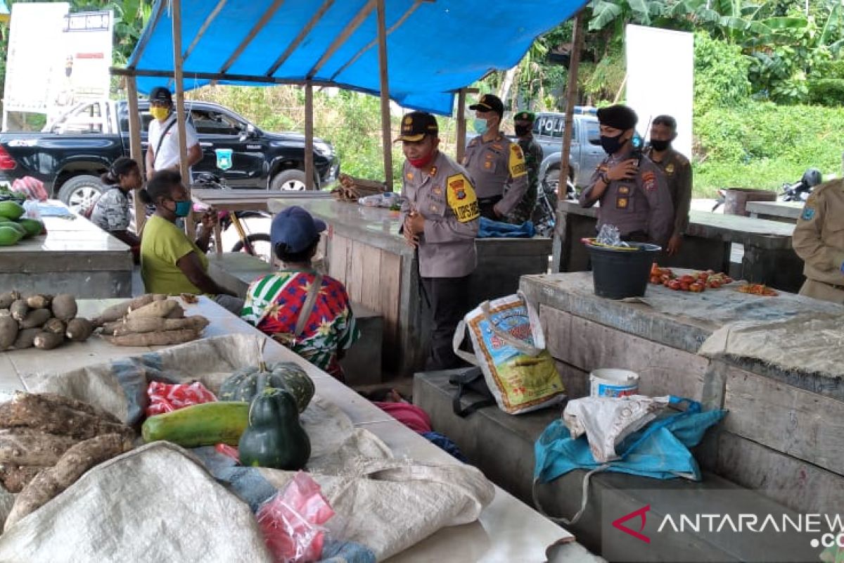 Polres Wondama pantau rutin protokol kesehatan di pasar