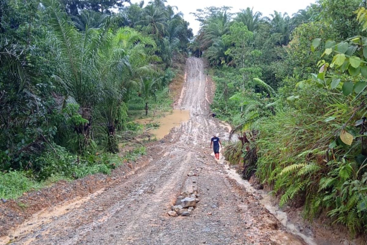 Keringkan genangan air, TMMD buat parit kiri kanan jalan