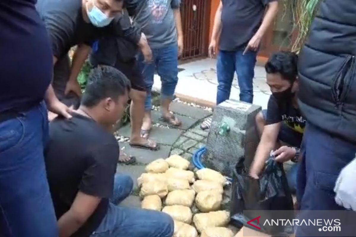 Polisi ringkus dua kurir bawa 18 paket sabu dalam kantong hitam