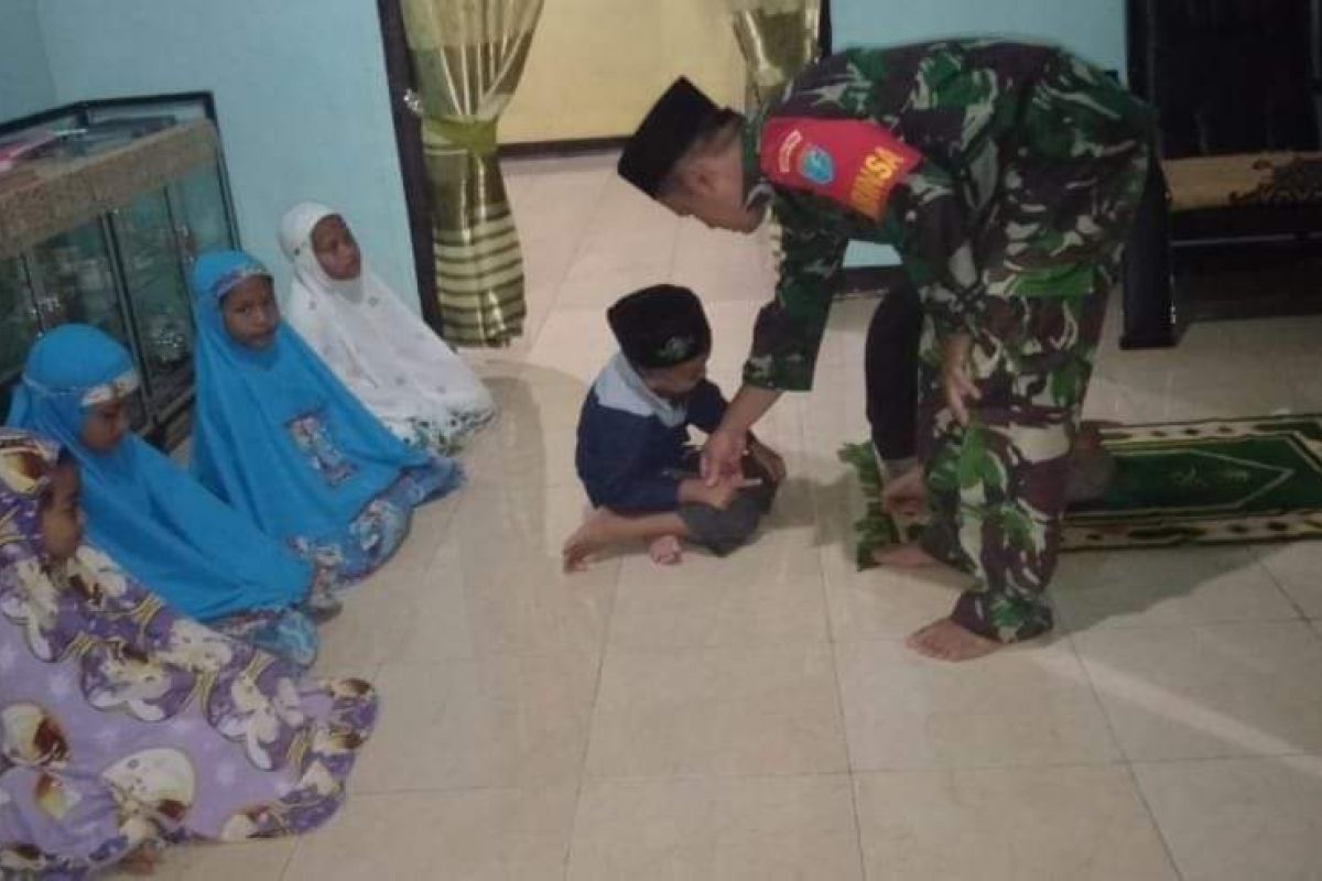 Anggota TNI ini ajarkan anak-anak shalat