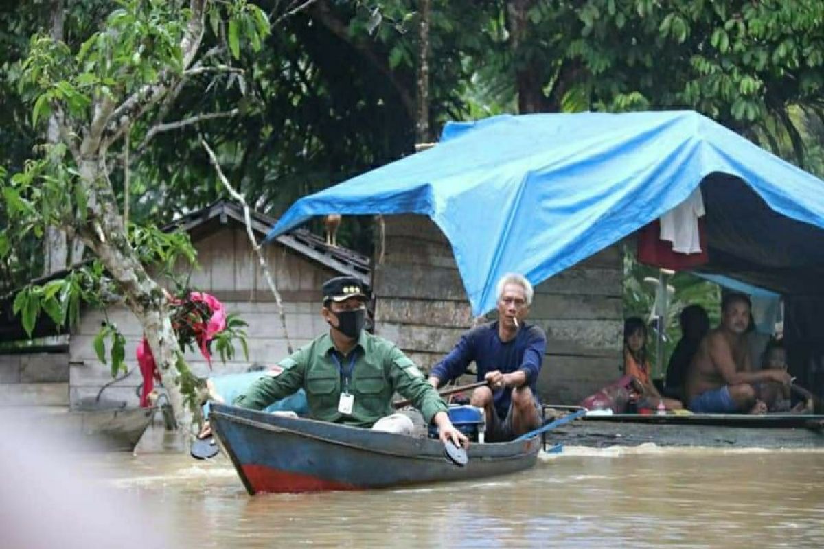 Bupati Lamandau datangi desa terisolir banjir