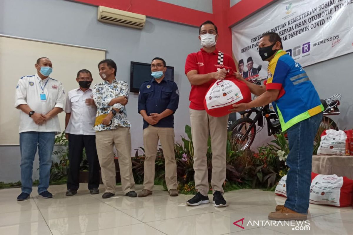 Mensos serahkan bantuan untuk pekerja otomotif terdampak COVID-19