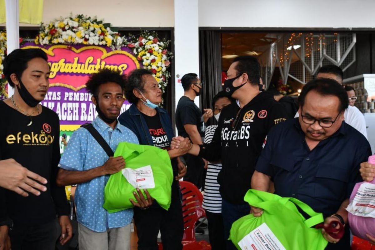 Ketua MPR , Bamsoet bagikan 250 paket sembako ke komunitas seniman jalanan