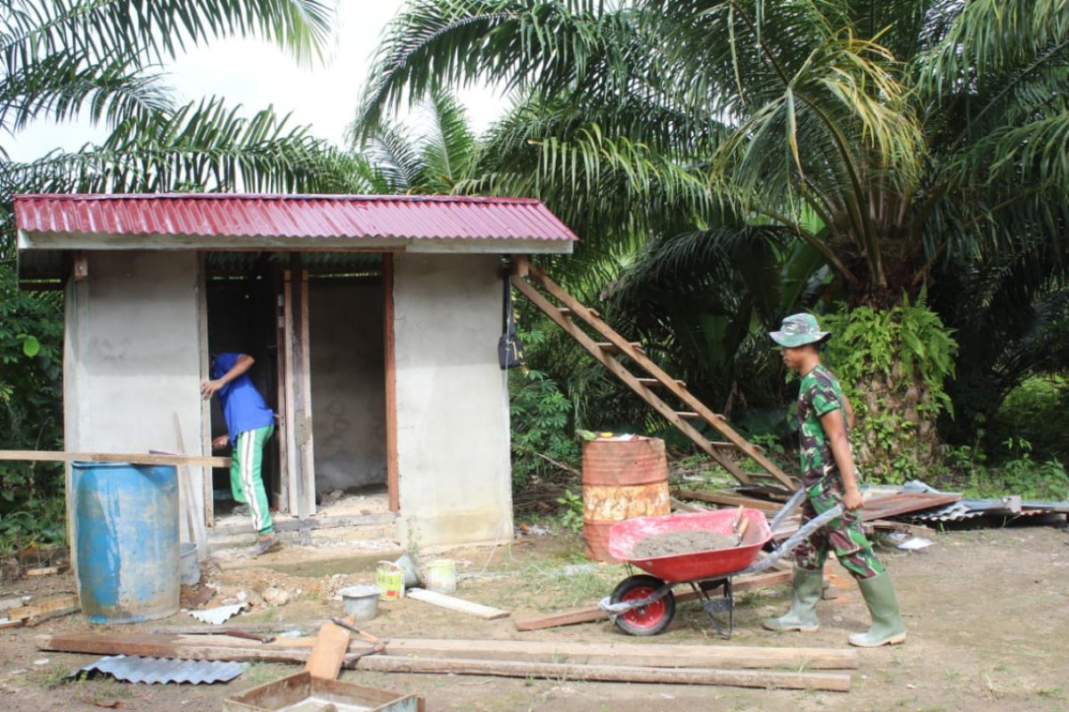 TMMD juga rehab toilet Mushola At Taqwa Desa Beringin Rayo