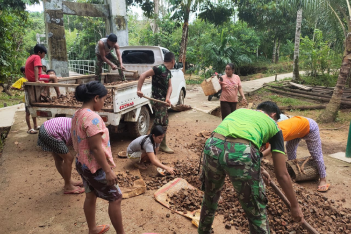 Perempuan Beringin pun ikut bergotong royong bersama TMMD