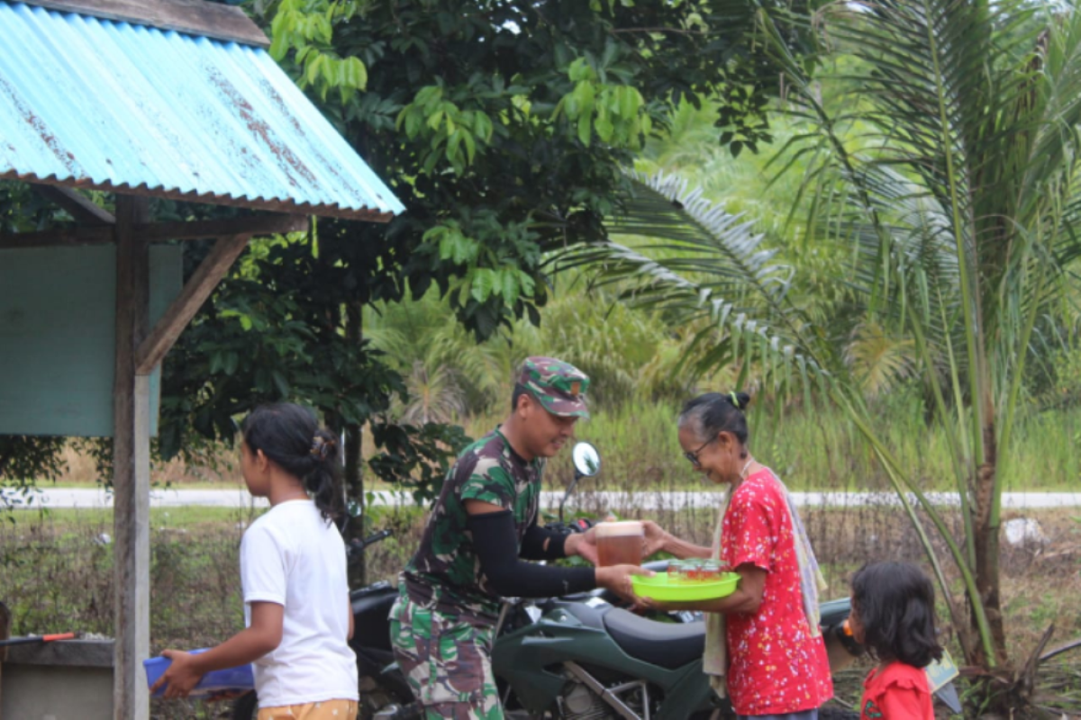 Mak Saprol dengan setia mengantarkan makanan anggota TMMD