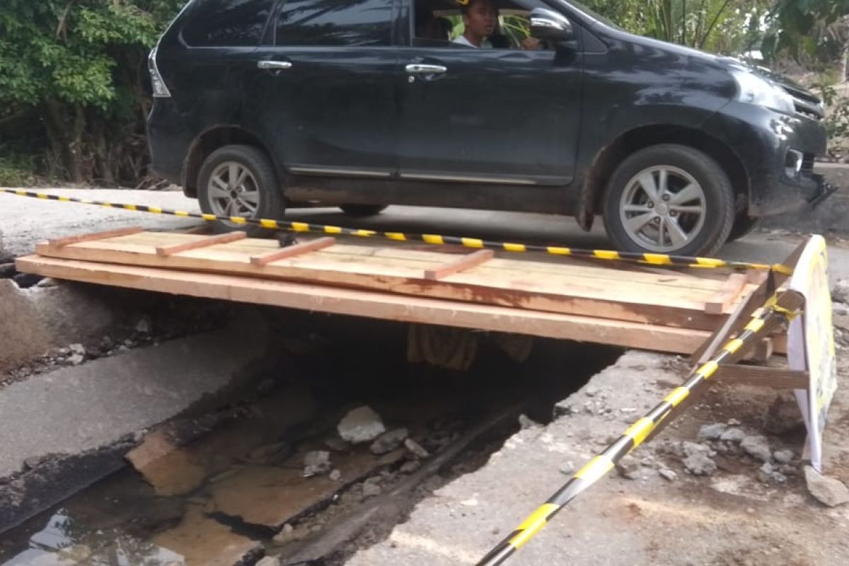 Jembatan menuju Pantai Air Manis ambruk, Dispar Padang koordinasikan perbaikan dengan Dinas PU