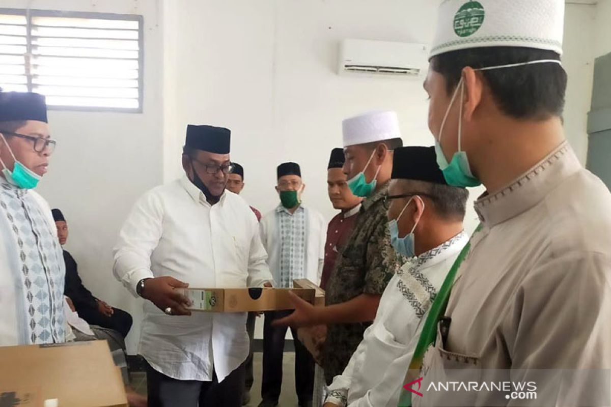 Pemkab Aceh Utara serahkan 100 lunit laptop dan infokus untuk dayah