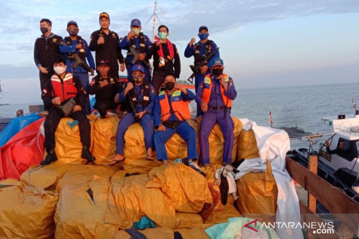 Tim gabungan amankan 500 balpress pakaian bekas di perairan Asahan