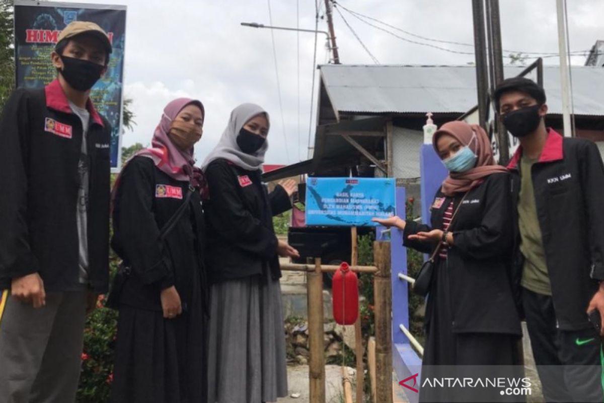 Mahasiswa UMM di Pandulangan ciptakan alat cuci tangan sederha dari bahan bambu