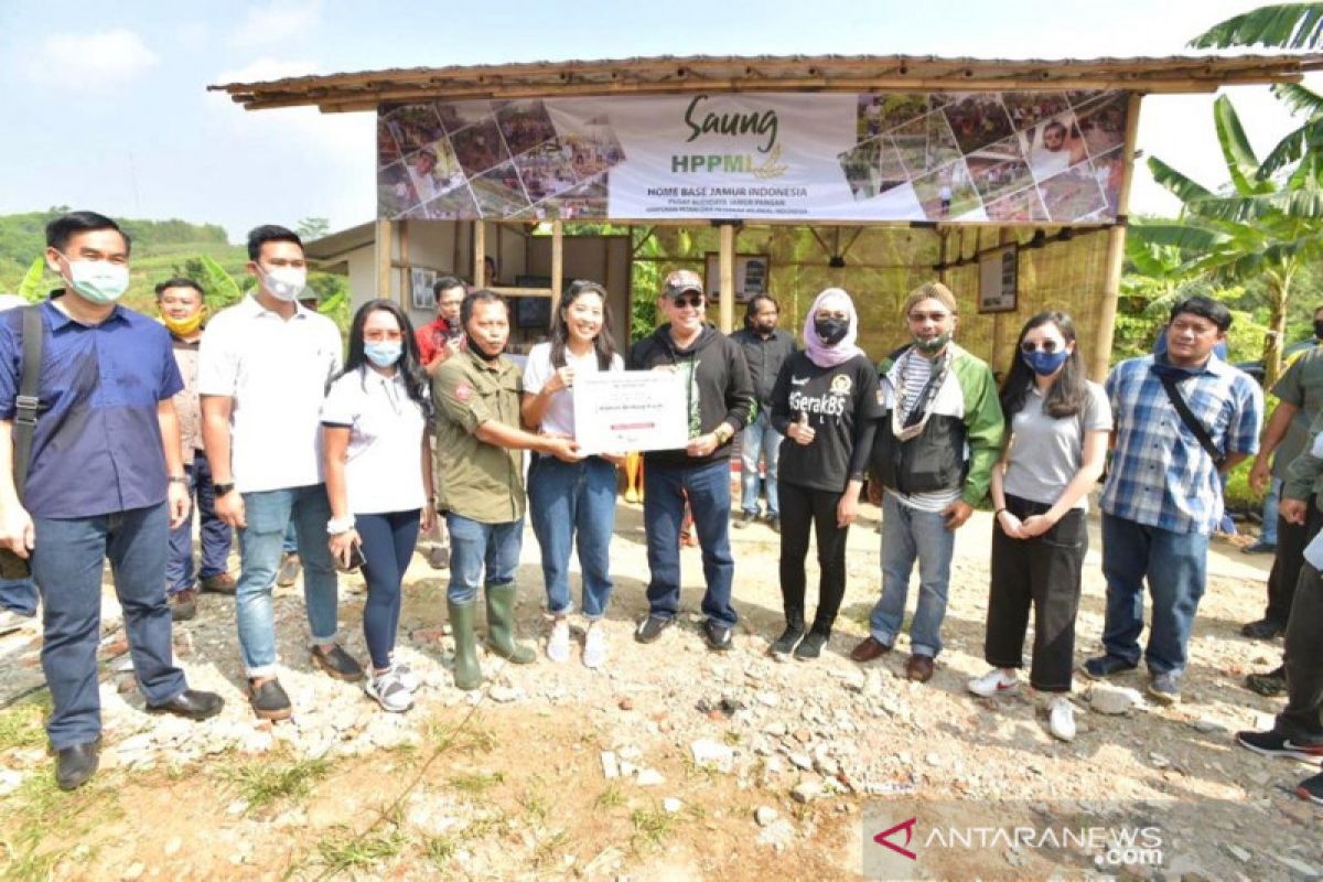 Bamsoet salurkan bantuan Rp 400 juta pada produsen jamur di Indonesia