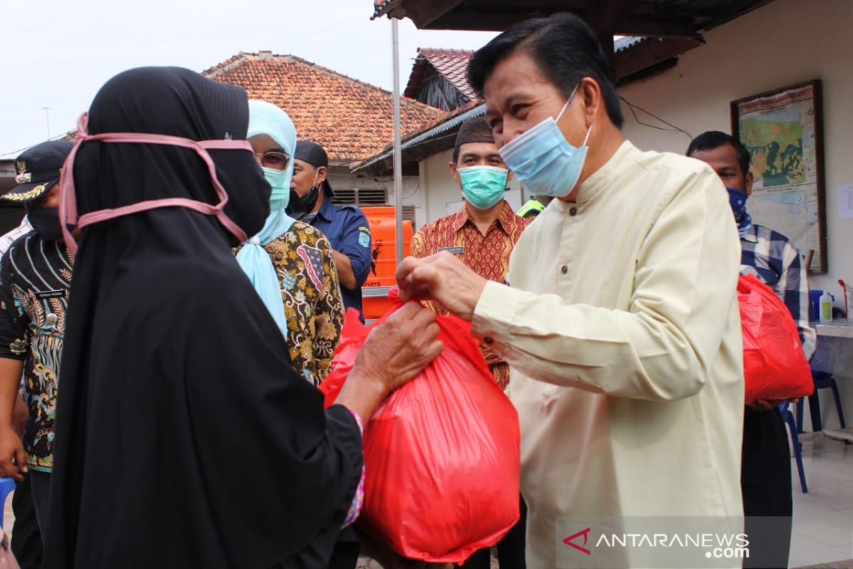 Pemkab Bangka Tengah salurkan bantuan sosial untuk janda terdampak COVID-19