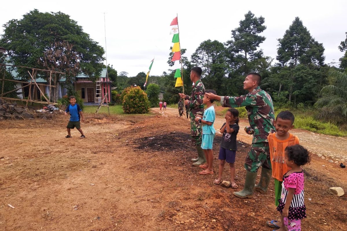 Serda Dwi bermain layang-layang bersama anak-anak Danti