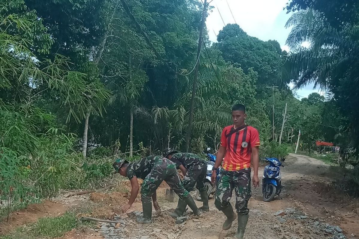 Akibat hujan, anggota Satgas TMMD kembali lakukan pentimbunan jalan