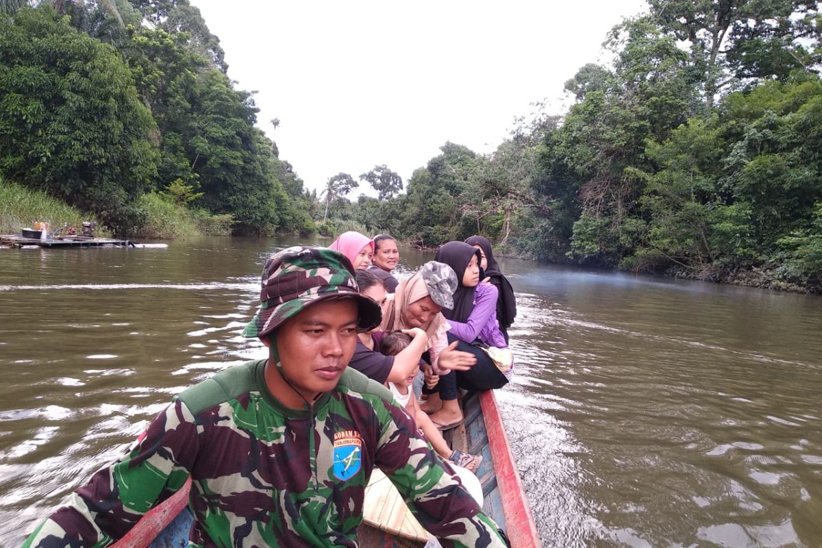 Satgas TMMD Ke-108 beri bantuan Sampan bagi warga