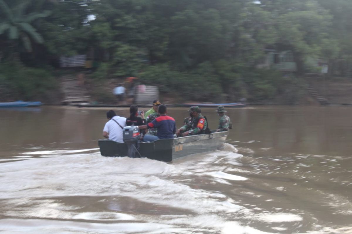 Warga sambut baik bantuan sampan dari TNI