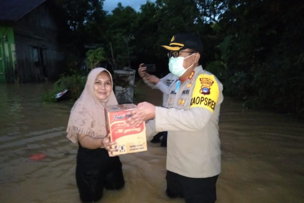 Polres Tanah Laut sigap bantu warga korban banjir