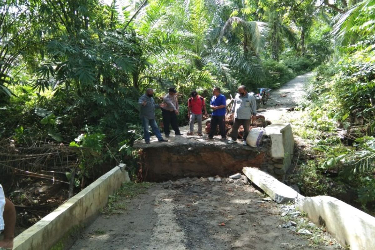 Jembatan amblas di Desa Turangi Salapian Langkat