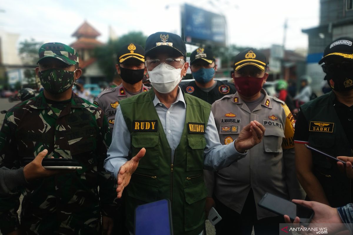 Pj Wali Kota instrusikan telusuri kontak" camat positif COVID-19